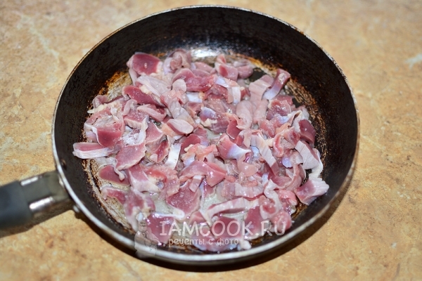 Положить желудки на сковороду