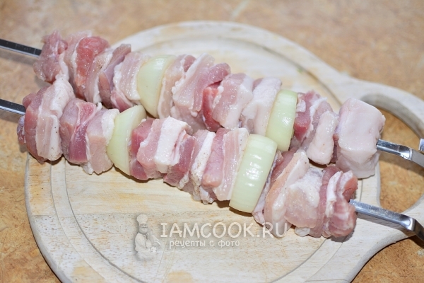 Нанизать мясо на шампуры