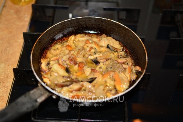 Обжарить грибы