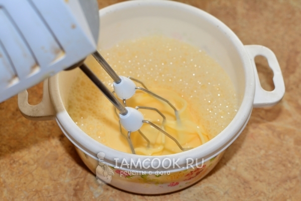 Взбить яйца с молоком и солью