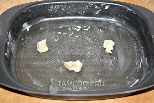 Смазать форму маслом