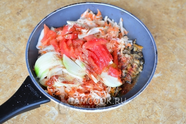 Положить лук и помидор к грибам