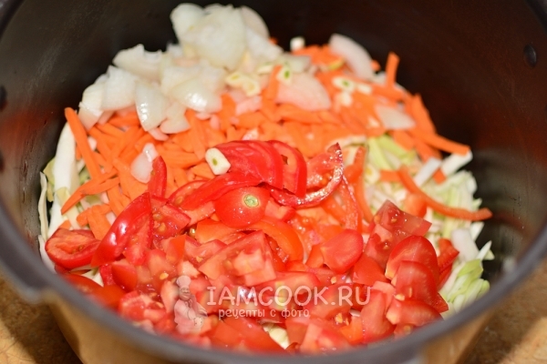 Добавить лук, морковь и перец