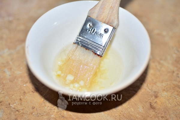 Соединить масло, соль и чеснок