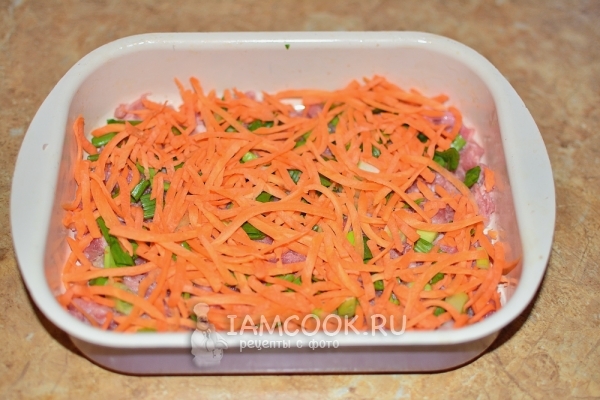 Положить тертую морковь