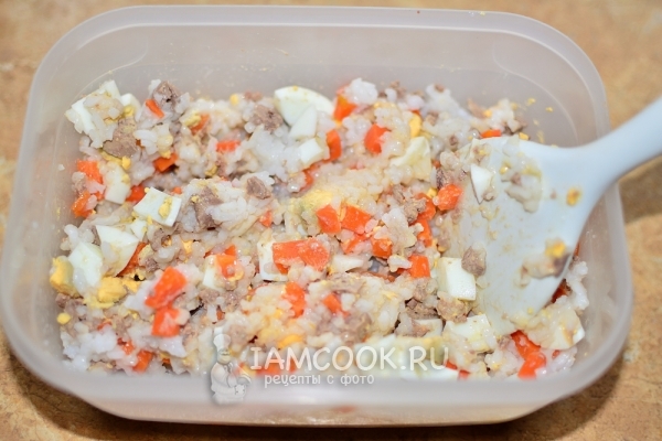 Добавить яйцо и морковь