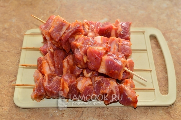 Нанизать мясо на шпажки