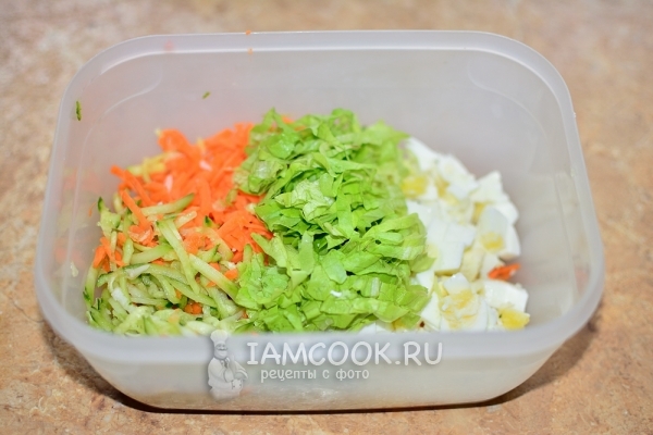 Измельчить морковь, яйца, чеснок и листья салата