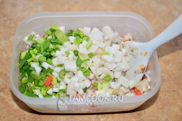 Положить лук и дайкон