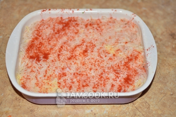 Посыпать солью и паприкой