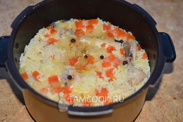 Готовый плов с куриными ножками в мультиварке