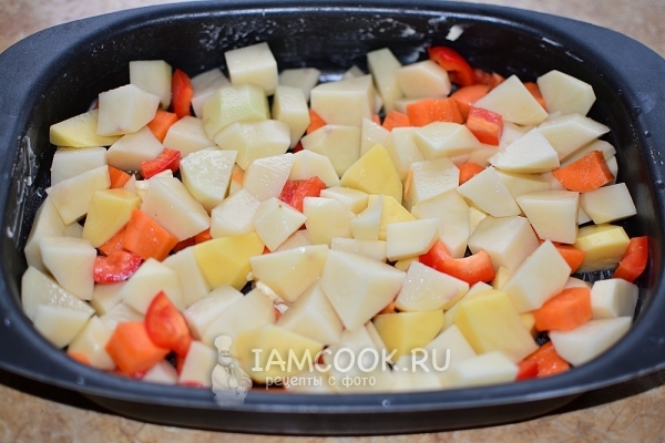 Положить овощи в форму