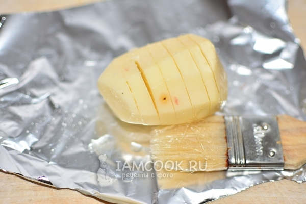 Смазать картофель масляной смесью