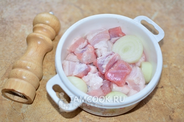 Соединить мясо и лук