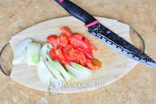 Порезать лук и помидор