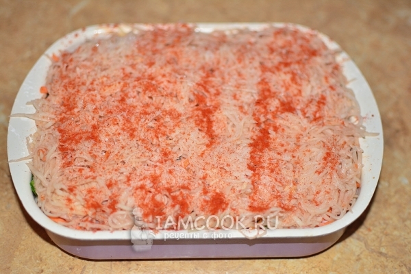 Выложить слой картофеля с паприкой