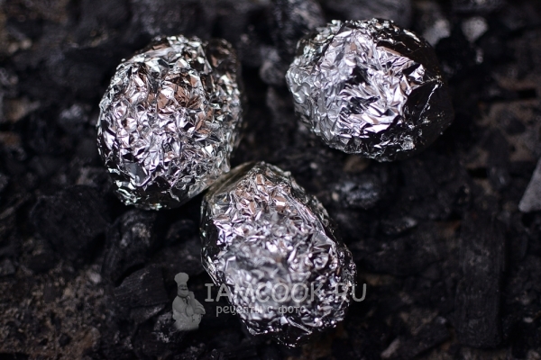 Завернуть картофель в фольгу