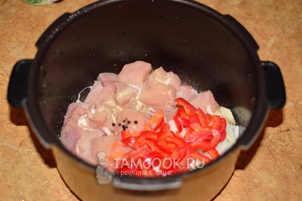 Положить перец и чеснок