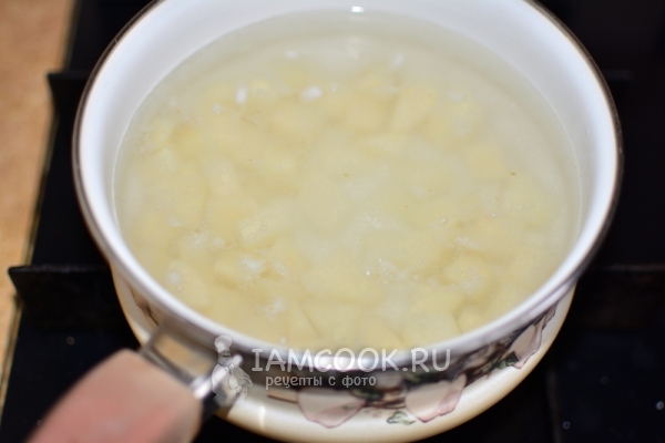 Положить картофель в воду