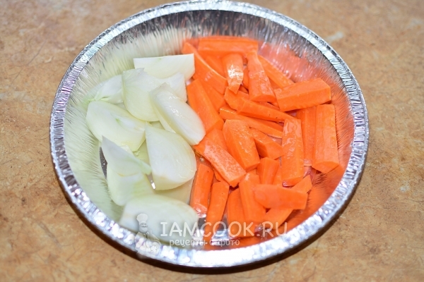 Порезать лук и морковь