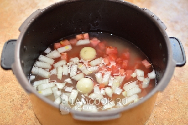 Соединить рис, овощи и воду