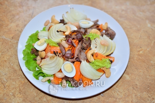 Салат с куриными желудками и морковью