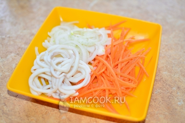 Соединить морковь с кальмаром