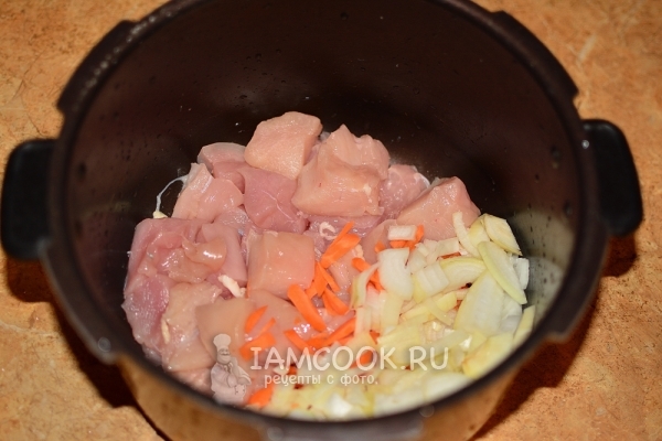 Положить в мультиварку индейку, лук и морковь