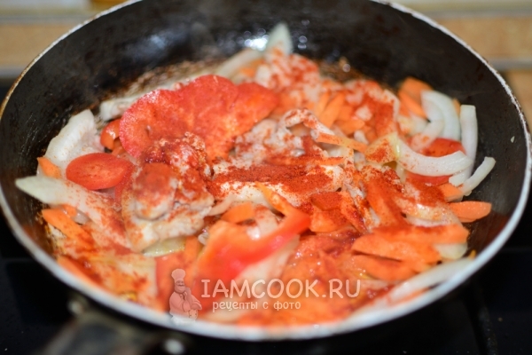 Добавить морковь, лук и перец