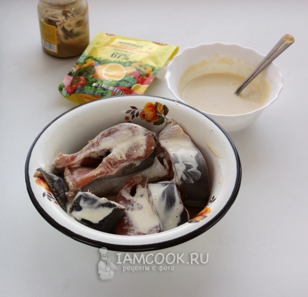 Полить рыбу соусом