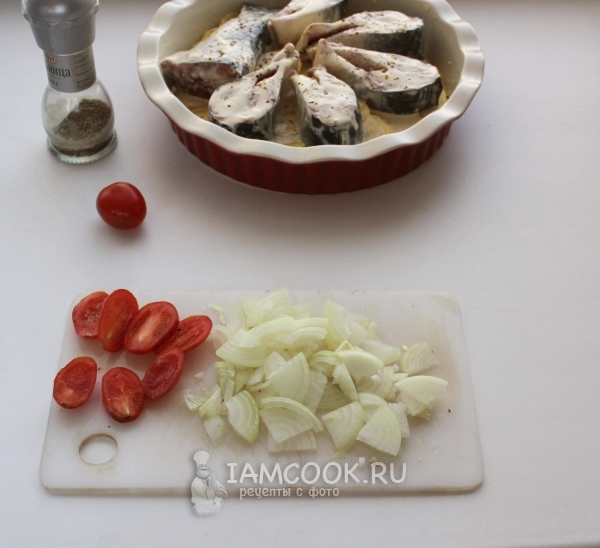 Порезать лук и помидоры