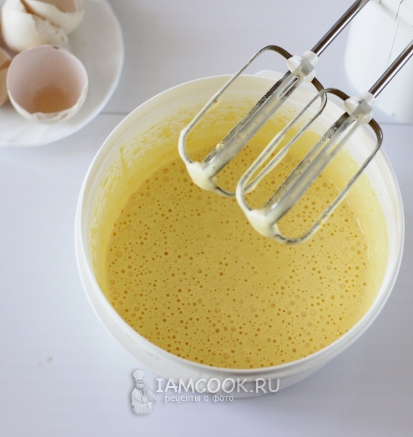 Взбить яйца с сахаром