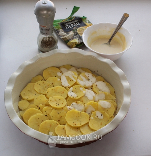 Полить картофель соусом