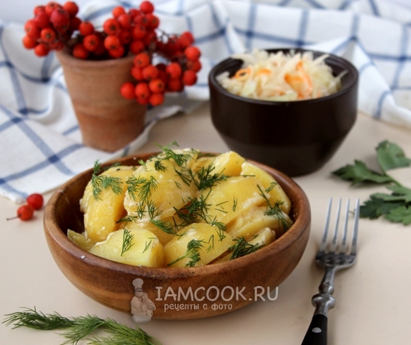 Готовая тушеная картошка в сметане в мультиварке