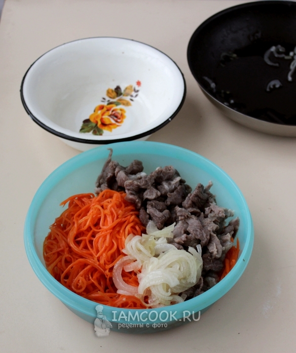 Положить к мясу лук и морковь