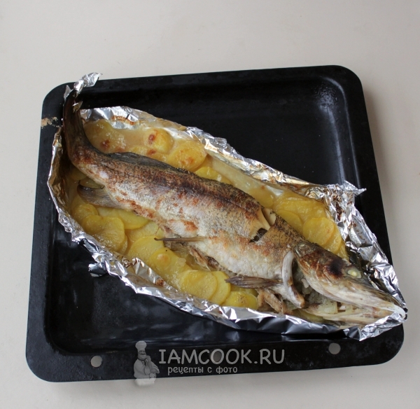 Готовая щука с картофелем в фольге в духовке