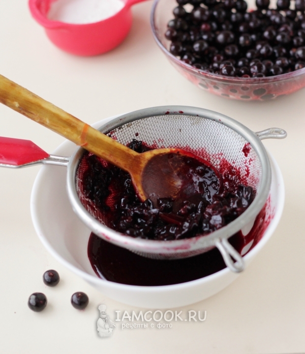 Протереть черную смородину