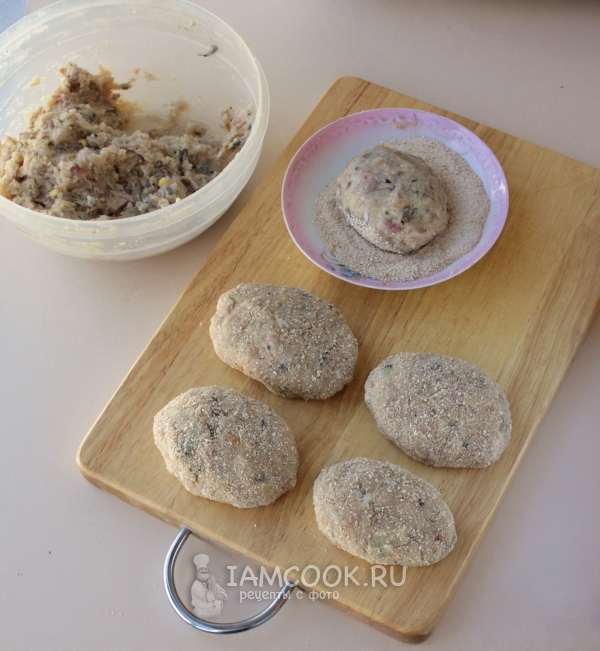 Обвалять заготовки в сухарях