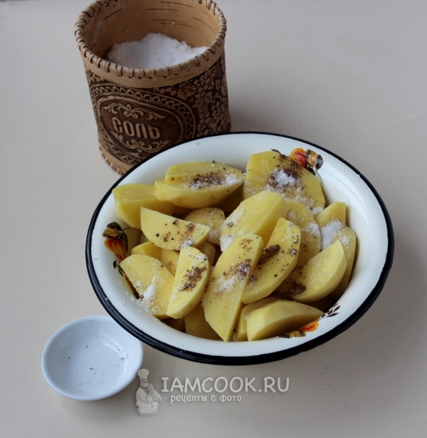 Всыпать соль и специи