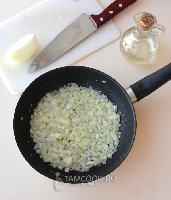Обжарить лук