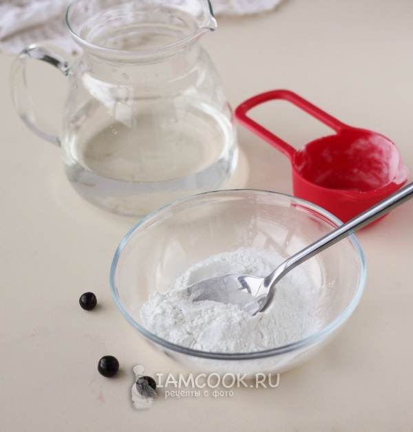 Всыпать в миску крахмал