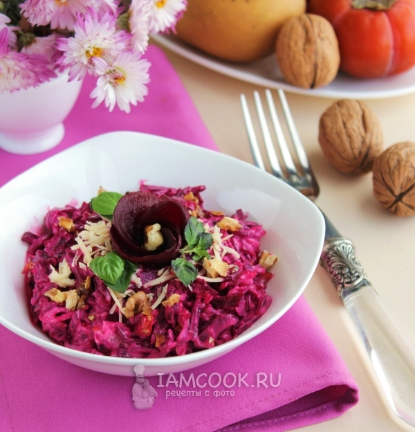 Салат со свеклой, сыром, чесноком и грецкими орехами