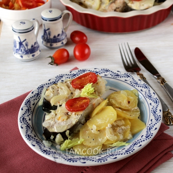 Готовая горбуша с картошкой в майонезе в духовке