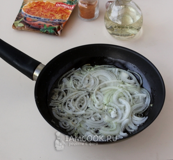 Обжарить лук