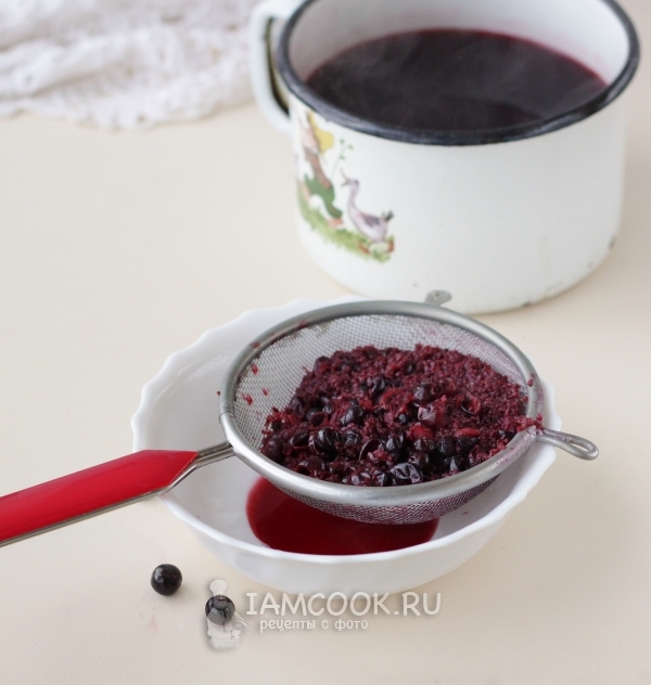 Процедить ягодный напиток