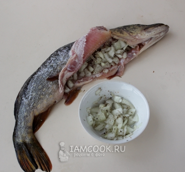 Нафаршировать рыбу луком
