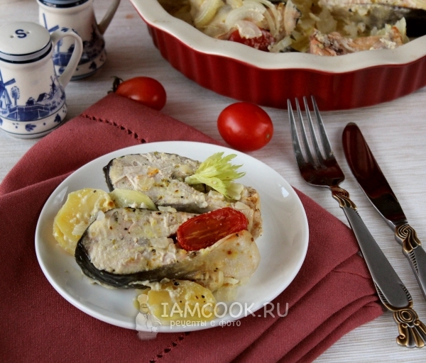 Фото горбуши с картошкой в майонезе в духовке