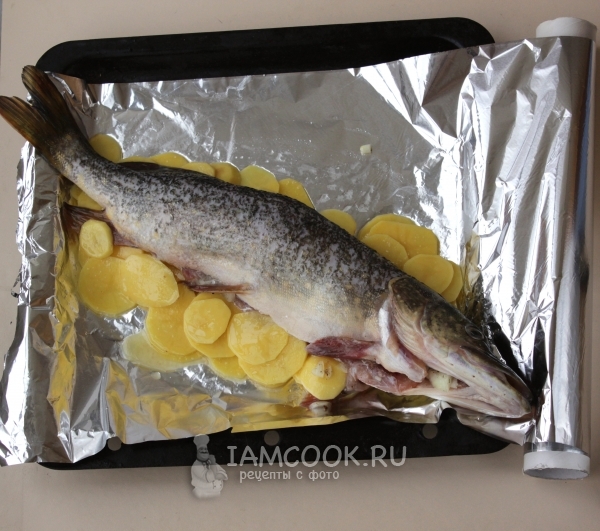 Положить рыбу на картофель