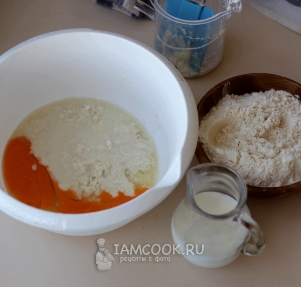 Добавить яйца, молоко и муку