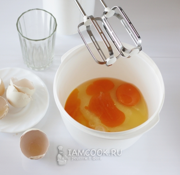Соединить яйца с сахаром